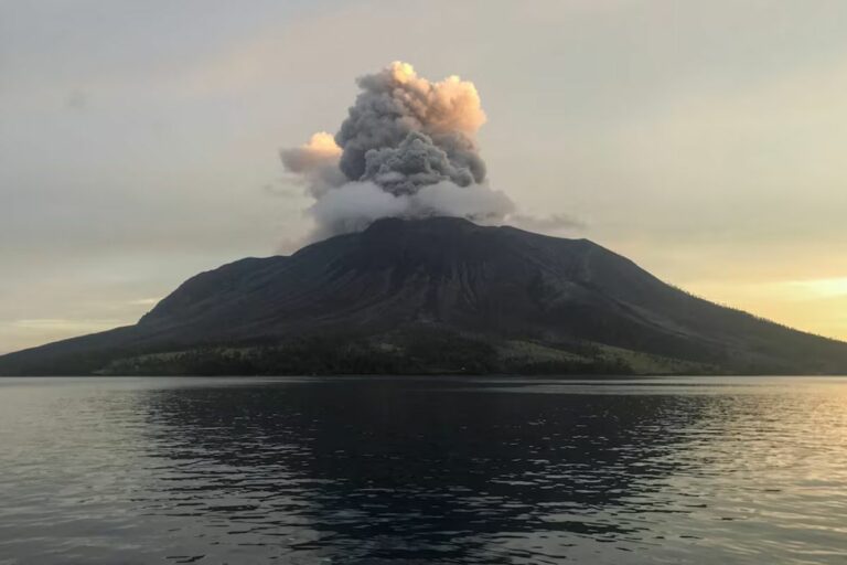 Vulcão Ruang em Erupção